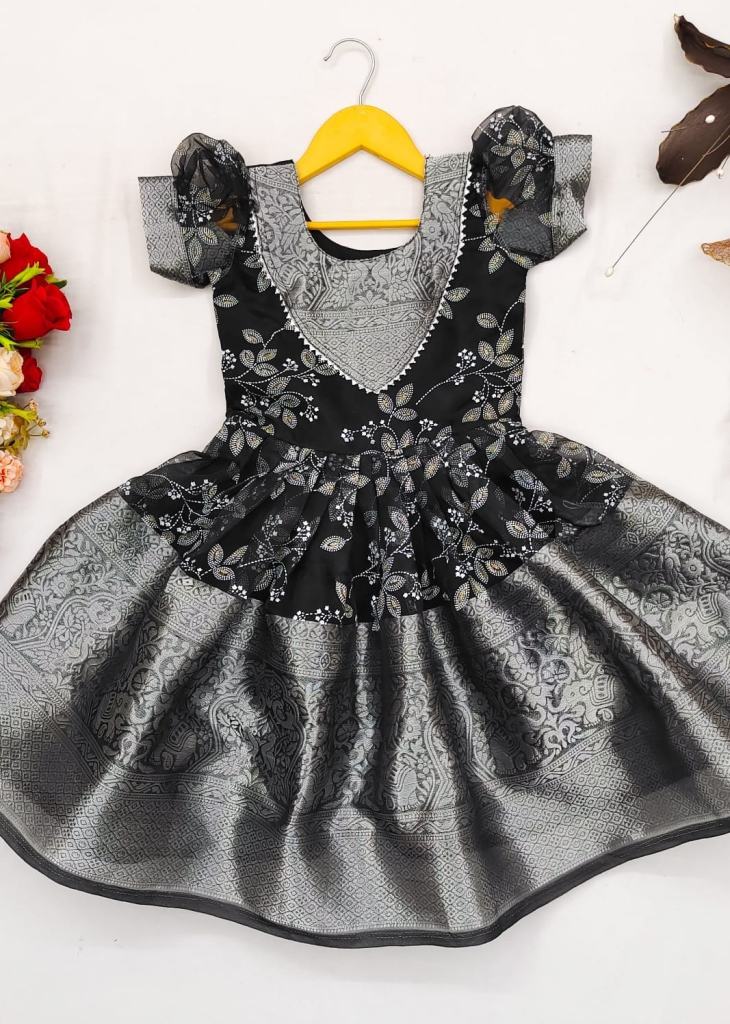 Kids Girls Frock Age Group: 3-5 Year at Best Price in Vadodara | Yashraj  Garments